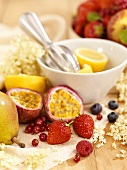 Früchte mit Schälchen und Zitronenpresse