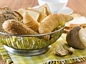 Brotkörbchen mit Brot, Brötchen und Croissants