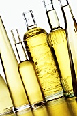 Olivenöl in verschiedenen Flaschen