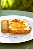 Toastbrot mit Butter und Marmelade