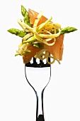 Linguine with salmon and asparagus on a fork