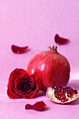 Granatapfel mit Rosenblüte