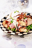 Filled ham rolls with peas