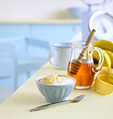 Banana yoghurt with honey