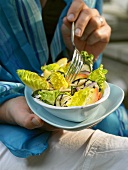 Lettuce with fried peaches and courgettes