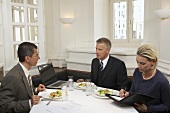 Geschäftsleute halten ein Meeting im Restaurant
