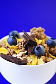 Müsli mit Blaubeeren und Schokostücken