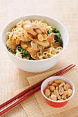 Fried noodles with turkey breast, spinach and peanuts