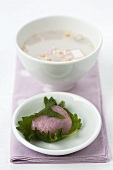 Süsse, heiße Wintersuppe (Kaichuu Shiruko) und Reiskuchen (Mochi) im Shisoblatt