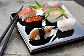 Nigiri-Sushi mit Lachs, Lachskaviar, Thunfisch, Aal, Garnele und Brasse