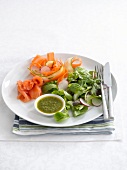 Räucherlachs mit Salatbeilage und Kräutersauce