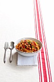 Spaghetti with tomatoes, chickpeas and corriander