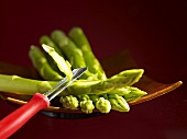 Peeling green asparagus