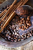 Verschiedene Nüsse, Kakaofrucht und Zimtstangen auf dem Markt