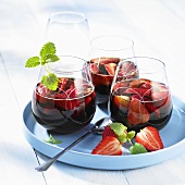 Rotweinpunsch mit Erdbeeren