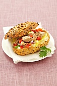 Thunfisch-Sandwich mit Blattsalat und Paprika