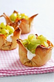 Puff pastry dishes filled with grapes and cream