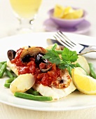 Kabeljau mit Oliven, Tomaten, Pilzen, Kartoffeln und Bohnen
