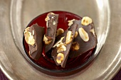 Nuss-Schokoladenstücke auf Tellern