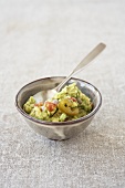 Ein Schälchen mit Guacamole