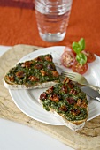 Welsh rarebit with spinach and dried tomatoes (UK)