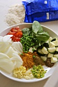 Gemüse und Gewürze auf einem Teller für ein Hähnchencurry