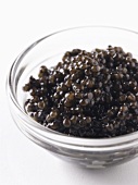 Ein Glasschälchen mit Kaviar