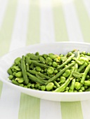 Salat aus grünen Bohnen, Erbsen und Minze