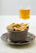 Hähnchenbrust mit Ofenkartoffeln und einem Glas Bier