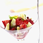 Gurken-Erdbeersalat mit Basilikum in einem Martiniglas