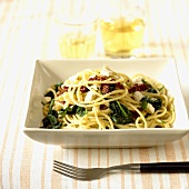 Spaghetti with spinach and dried tomatoes