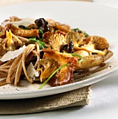 Wholemeal spaghetti with chanterelles and Parmesan