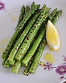 Grilled green asparagus with lemon