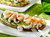 Avocado, grapefruit and shrimps on toasted bread