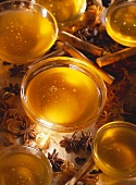 Honig in Glasschälchen mit Gewürzen