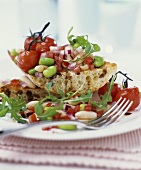 Bohnen-Tomaten-Salat auf getoastetem Ciabatta