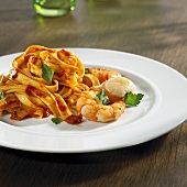 Tagliatelle mit Tomaten-Wodka-Sauce, Garnelen, Jakobsmuscheln