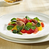 Beer-marinated tuna on fruit salad, cress, spinach