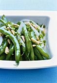 Bean salad with onions and almonds
