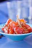 Karamellisierter Tomatensalat mit Zimt und Sesam