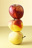 Drei verschiedene Äpfel aufeinander gestapelt