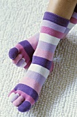 Beine mit Finger-Socken