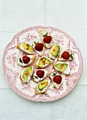 Crostini with fresh goat's cheese, strawberries and avocado