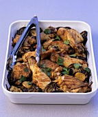 Hähnchenschenkel mit Zwiebeln, Aubergine und Zitrone