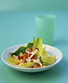 Lettuce with chicken breast, papaya and lime
