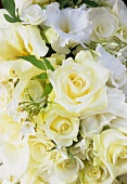 Weisser Sommerblumenstraus mit Rosen und Lysianthus