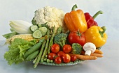 Teller mit verschiedenem Gemüse