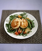 Hülsenfrüchte-Blattsalat mit gebackenem Käse