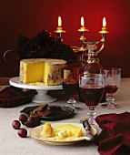 Käse mit Schokolade, Weintrauben und Portwein zu Weihnachten