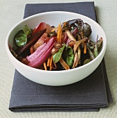 Rote-Bete-Salat mit Pilzen und Granatapfelkernen